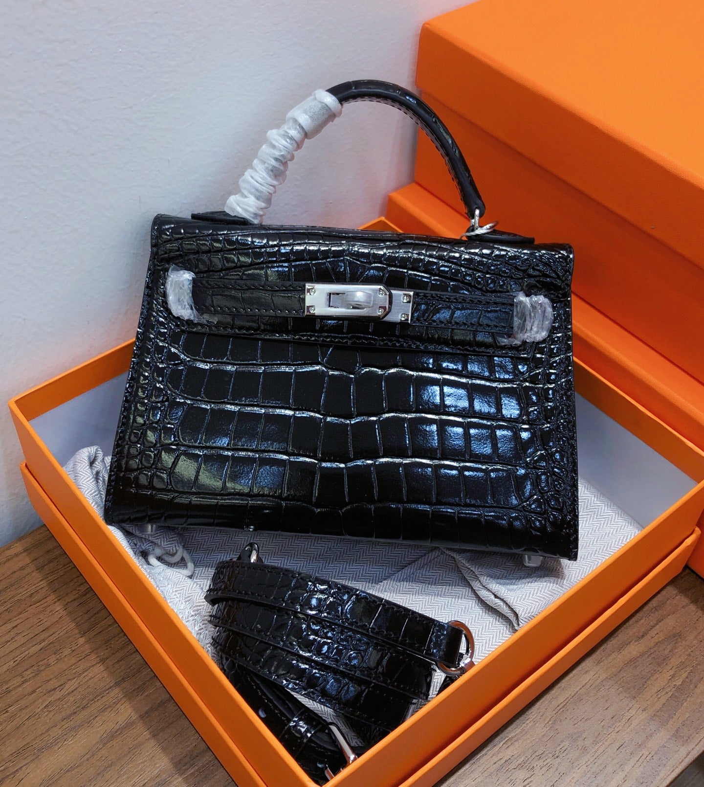 Glossy Black Shiny Crocodile Leather Mini Sellier Handbag With Silver Turn Lock, Short Top Handle & Matching Detachable Leather Crossbody Strap